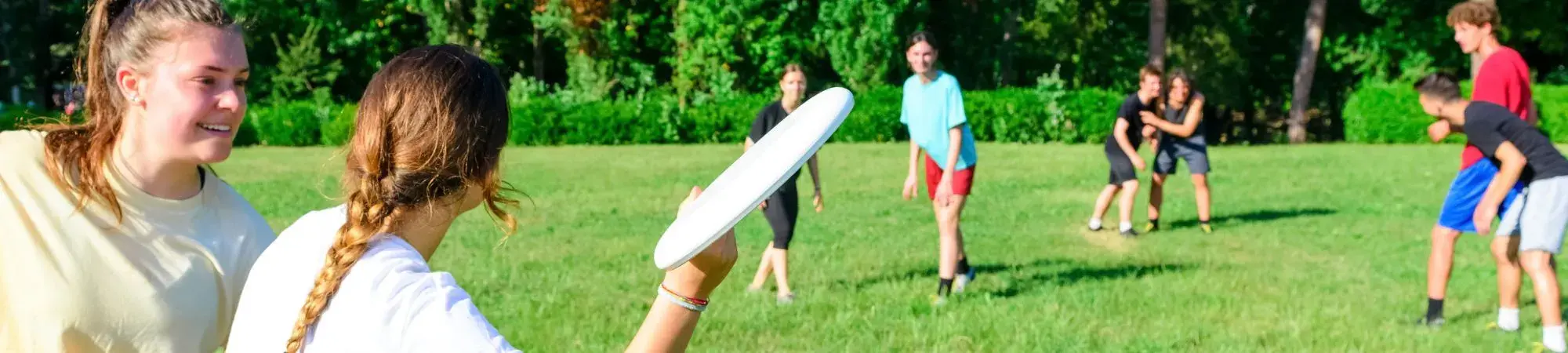 Kids playing frisbee